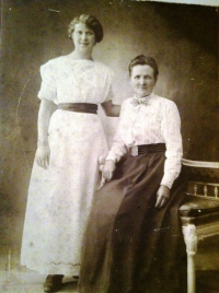 Marie med datteren Eleonora nok omkring 1920