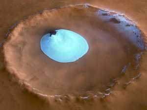Krater nr nordpolen, is ses bde i bunden og p den skrning der altid er i skygge. Krateret mler ca 35 km. i diameter.